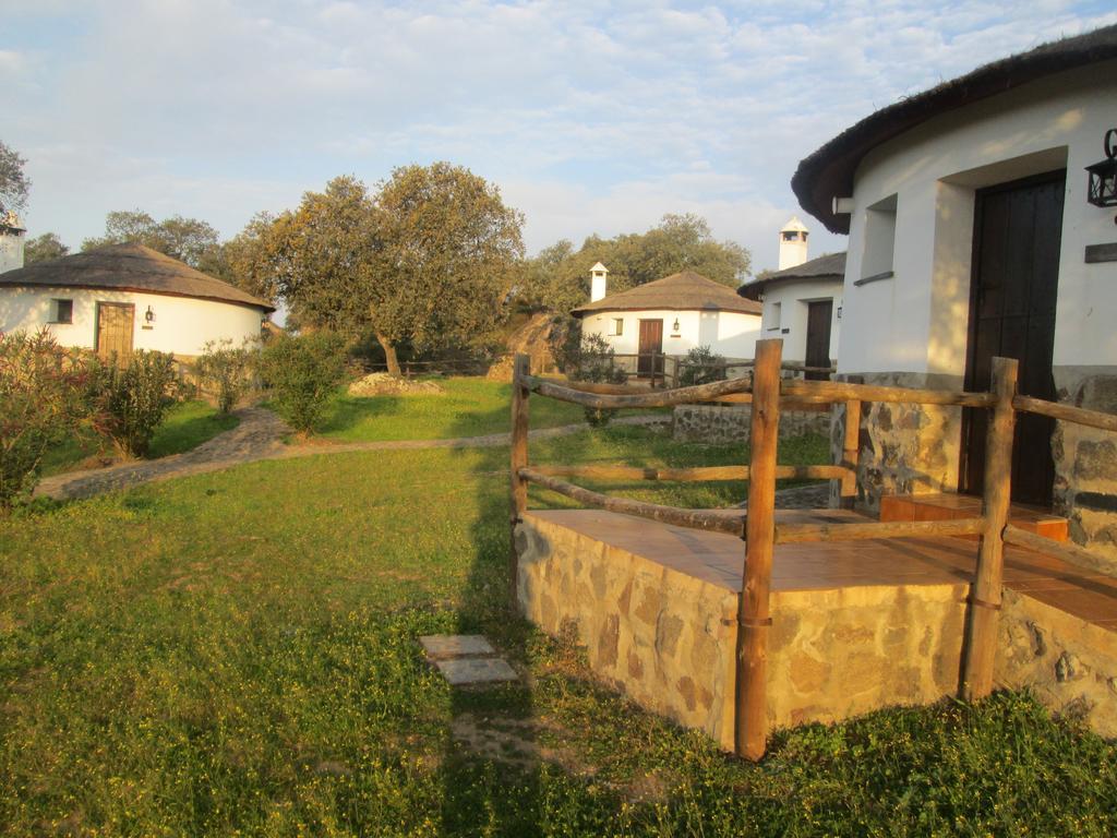 Chozos De La Dehesa Aparthotel La Roca de la Sierra Exterior photo