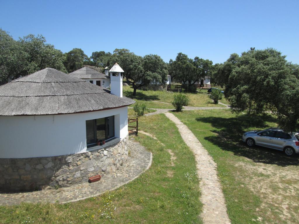 Chozos De La Dehesa Aparthotel La Roca de la Sierra Exterior photo