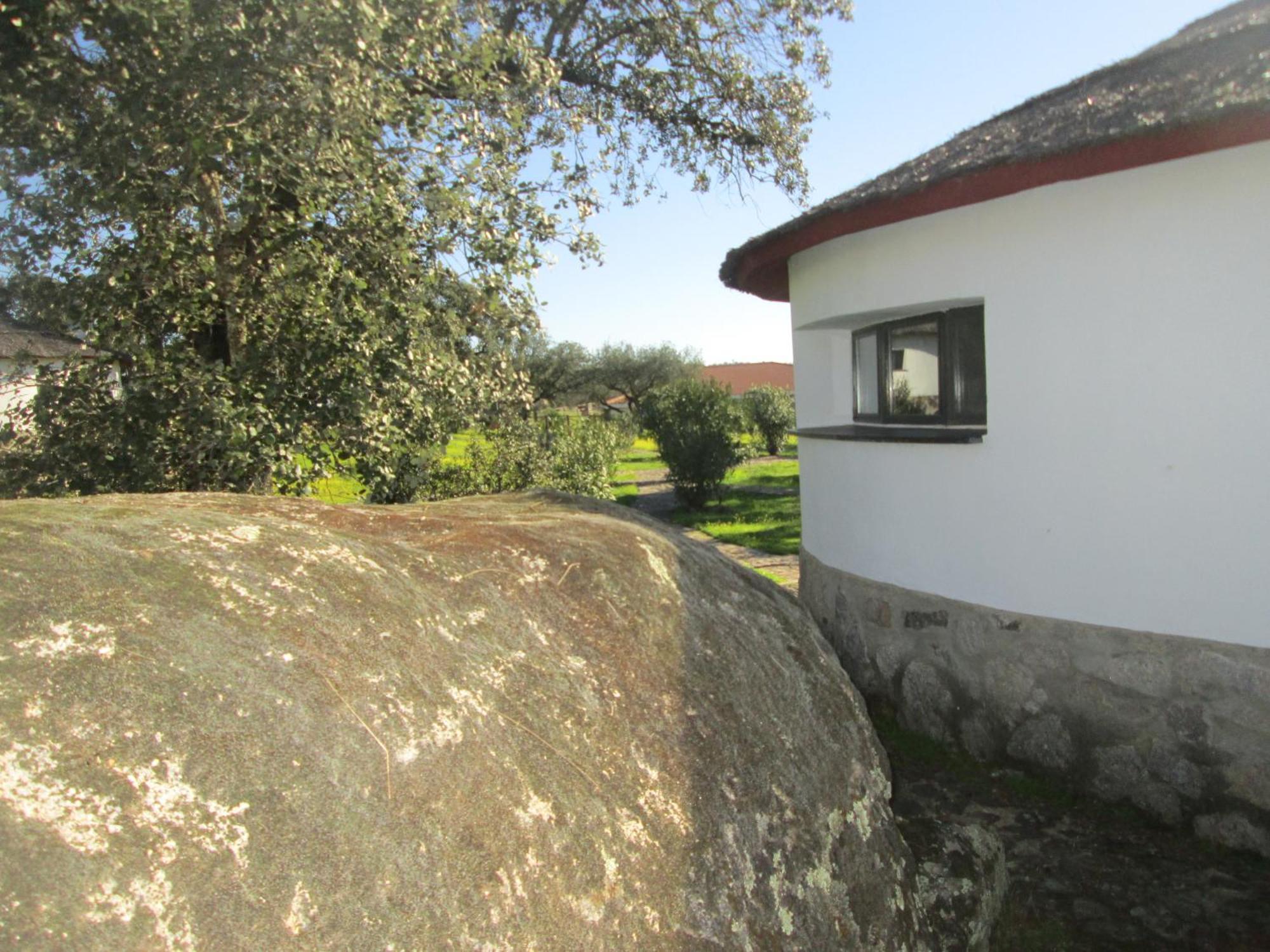 Chozos De La Dehesa Aparthotel La Roca de la Sierra Exterior photo