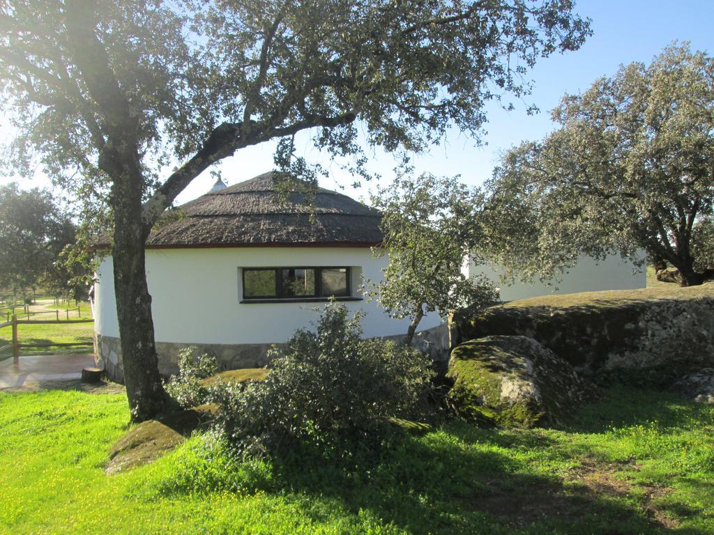 Chozos De La Dehesa Aparthotel La Roca de la Sierra Exterior photo