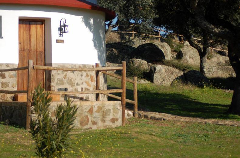 Chozos De La Dehesa Aparthotel La Roca de la Sierra Exterior photo